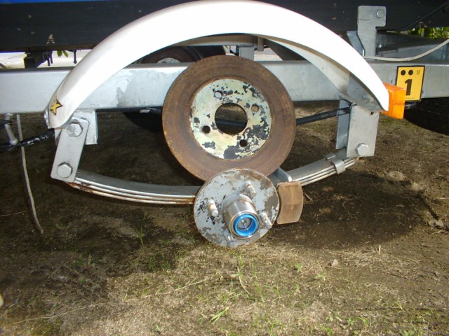 ブレーキ ディスクの裏は錆だらけ